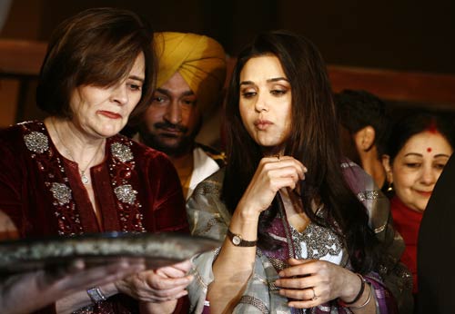 प्रीति जिंटा और चेरी ब्‍लेयर ने नई दिल्‍ली में मनाई लोहड़ी