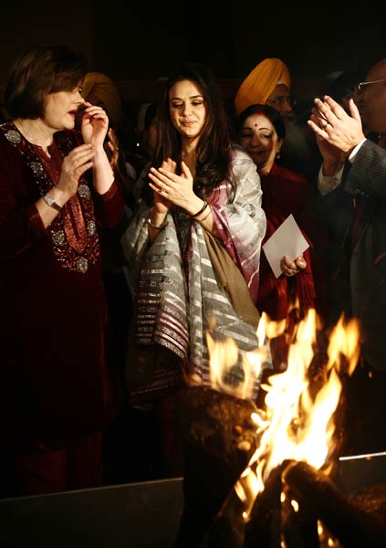 प्रीति जिंटा और चेरी ब्‍लेयर ने नई दिल्‍ली में मनाई लोहड़ी