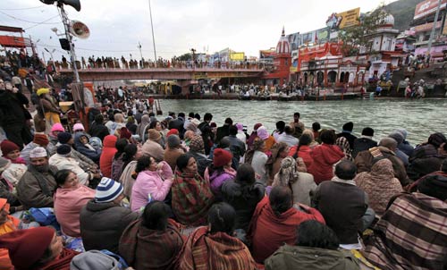 मकर संक्रांति के दिन कुंभ स्‍नान के लिए उमड़ा जनसैलाब