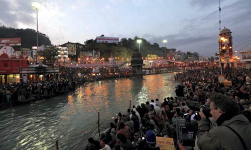 मकर संक्रांति के दिन कुंभ स्‍नान के लिए उमड़ा जनसैलाब