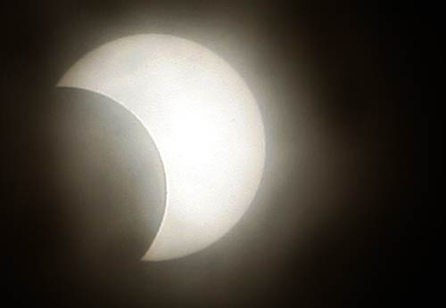 सदी के सबसे बड़े सूर्यग्रहण का मनोहर दृश्‍य