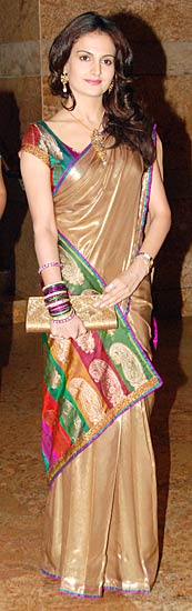 आकर्षक लिबास में कहर ढातीं अभिनेत्रियां