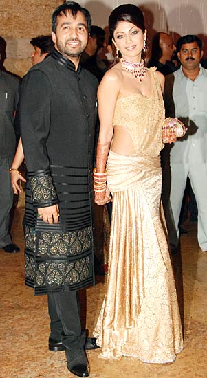 आकर्षक लिबास में कहर ढातीं अभिनेत्रियां