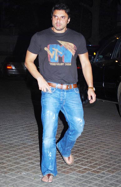 करिश्मा कपूर ने दी दोस्तों को पार्टी