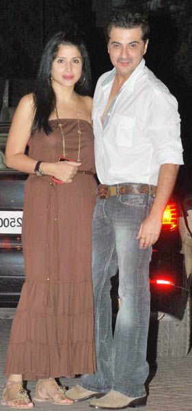 करिश्मा कपूर ने दी दोस्तों को पार्टी