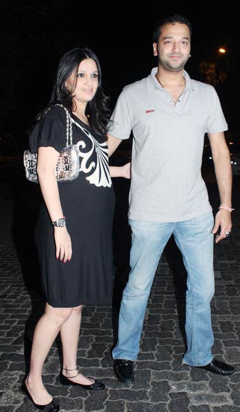 करिश्मा कपूर ने दी दोस्तों को पार्टी