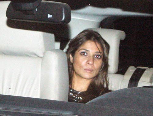 करिश्मा कपूर ने दी दोस्तों को पार्टी