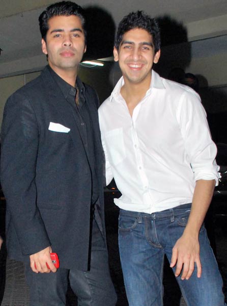 करिश्मा कपूर ने दी दोस्तों को पार्टी