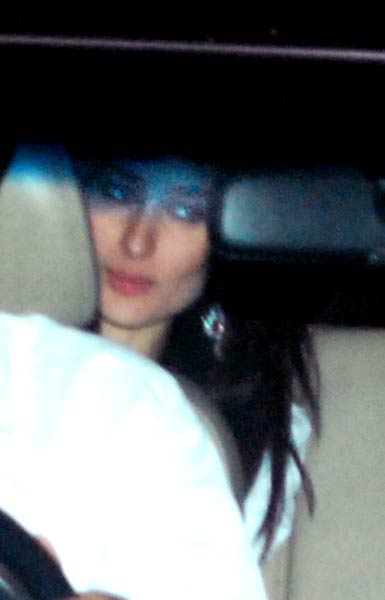 करिश्मा कपूर ने दी दोस्तों को पार्टी