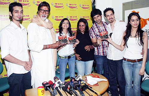 फिल्मों के प्रोमोशन में जुटे हैं बॉलीवुड के सितारे