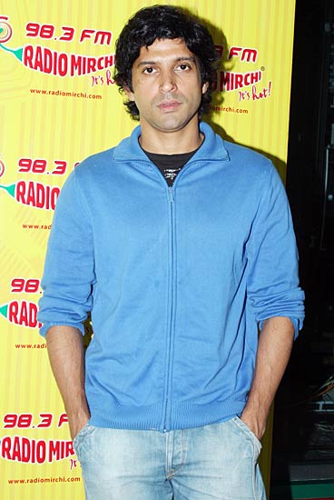 फिल्मों के प्रोमोशन में जुटे हैं बॉलीवुड के सितारे