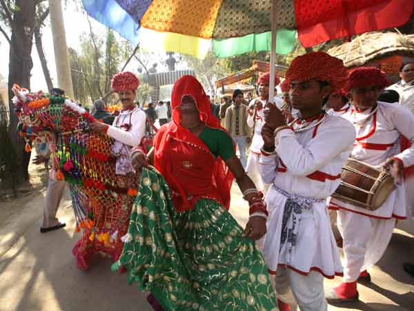 सूरजकुंड में बिखरा हस्‍तशिल्‍प का रंग