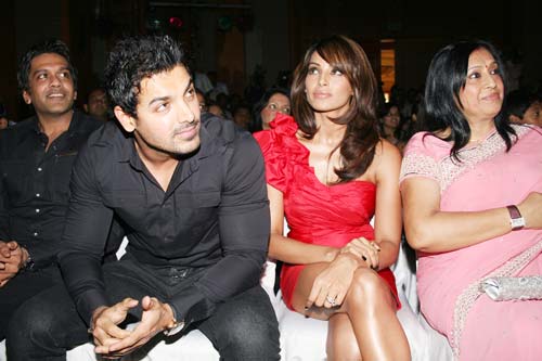 फिटनेस गुरु बनी अभिनेत्री बिपाशा बसु...