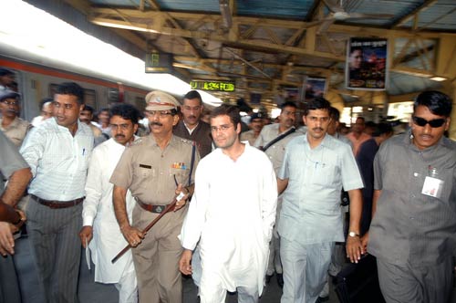 शिवसैनिकों के विरोध के बीच राहुल बने मुंबईकर