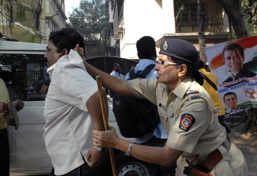 शिवसैनिकों के विरोध के बीच राहुल बने मुंबईकर