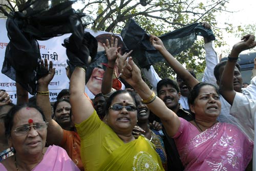 शिवसैनिकों के विरोध के बीच राहुल बने मुंबईकर