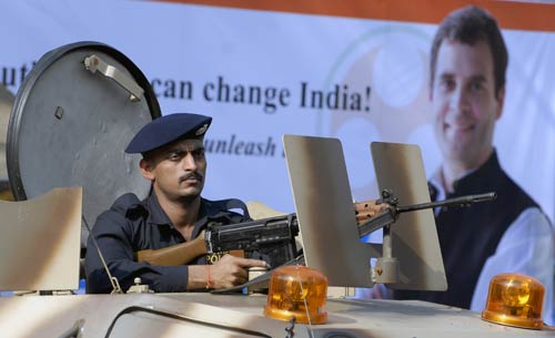 शिवसैनिकों के विरोध के बीच राहुल बने मुंबईकर