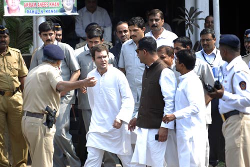 शिवसैनिकों के विरोध के बीच राहुल बने मुंबईकर