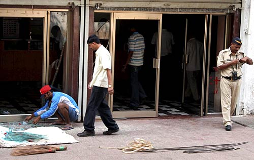 मुंबई में ‘माइ नेम इज खान’ के खिलाफ विरोध प्रदर्शन