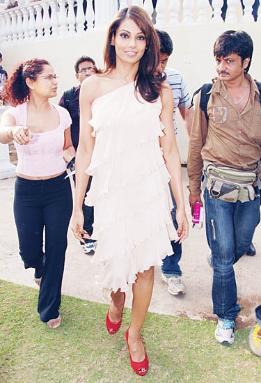 बिपाशा ने लॉन्‍च किया 'सीजन ऑफ लव कलेक्‍शन'