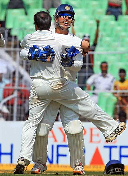 कोलकाता में दिखा धोनी के धुरंधरों का दम