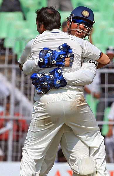 कोलकाता में दिखा धोनी के धुरंधरों का दम