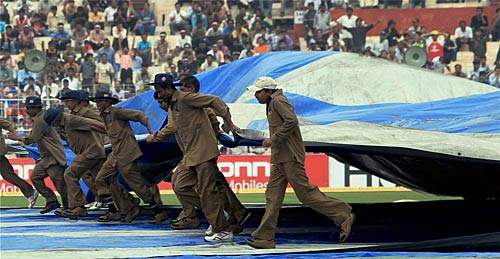 कोलकाता में दिखा धोनी के धुरंधरों का दम