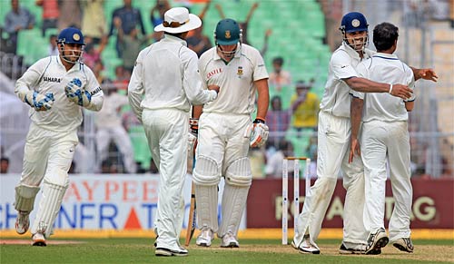 कोलकाता में दिखा धोनी के धुरंधरों का दम