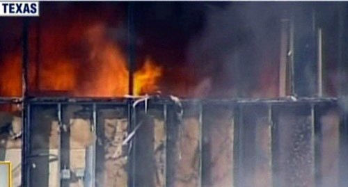 इस तरह बिल्डिंग से जा टकराया विमान...