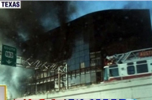 इस तरह बिल्डिंग से जा टकराया विमान...