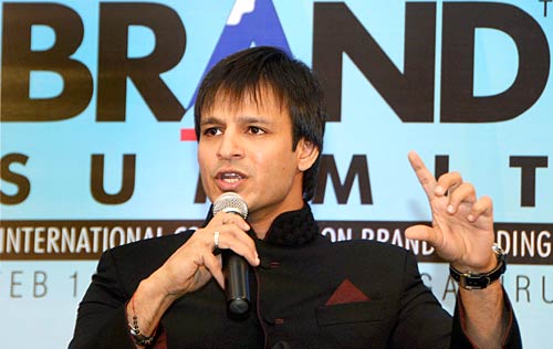 कैमरों से बचकर सितारे कहां जाएंगे?