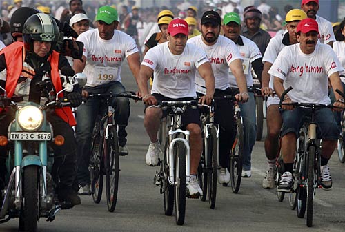 कैमरों से बचकर सितारे कहां जाएंगे?