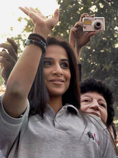 कैमरों से बचकर सितारे कहां जाएंगे?