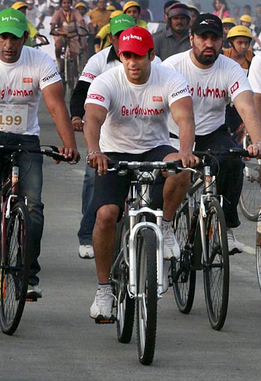 कैमरों से बचकर सितारे कहां जाएंगे?