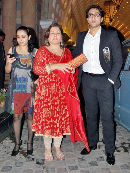 शादी समारोह में लगा सितारों का जमघट