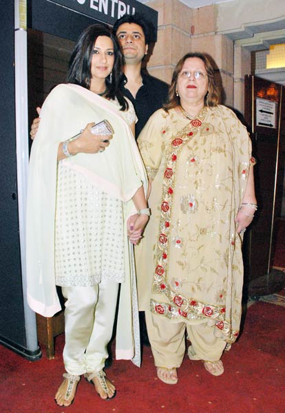 शादी समारोह में लगा सितारों का जमघट