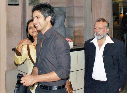 शादी समारोह में लगा सितारों का जमघट