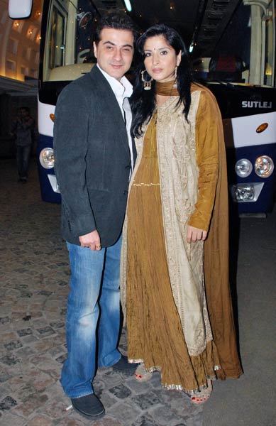 शादी समारोह में लगा सितारों का जमघट