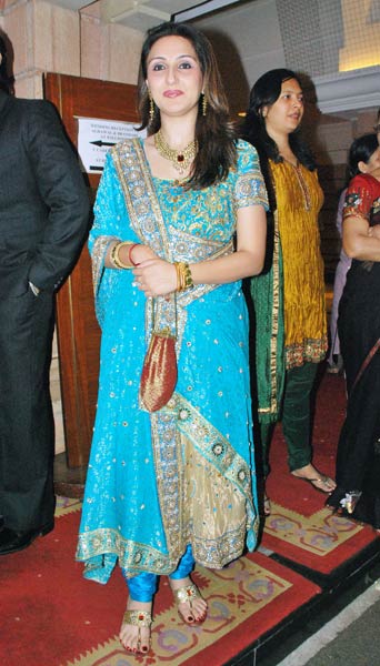 शादी समारोह में लगा सितारों का जमघट