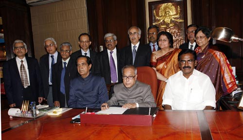 प्रणब मुखर्जी ने पेश किया लोक लुभावन बजट