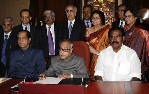 प्रणब मुखर्जी ने पेश किया लोक लुभावन बजट