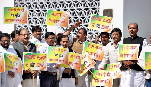 प्रणब मुखर्जी ने पेश किया लोक लुभावन बजट