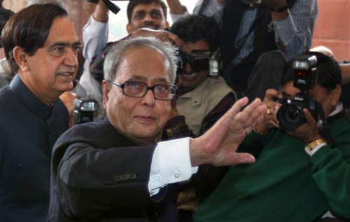 प्रणब मुखर्जी ने पेश किया लोक लुभावन बजट