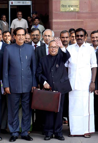 प्रणब मुखर्जी ने पेश किया लोक लुभावन बजट