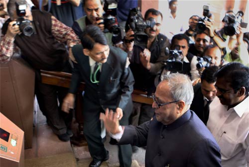 प्रणब मुखर्जी ने पेश किया लोक लुभावन बजट