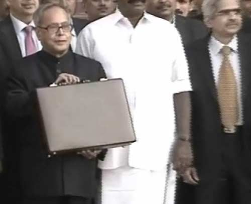 प्रणब मुखर्जी ने पेश किया लोक लुभावन बजट