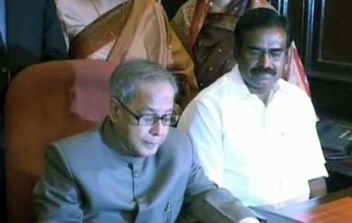 प्रणब मुखर्जी ने पेश किया लोक लुभावन बजट