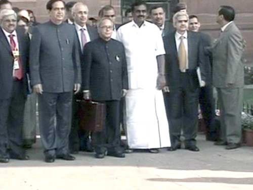 प्रणब मुखर्जी ने पेश किया लोक लुभावन बजट