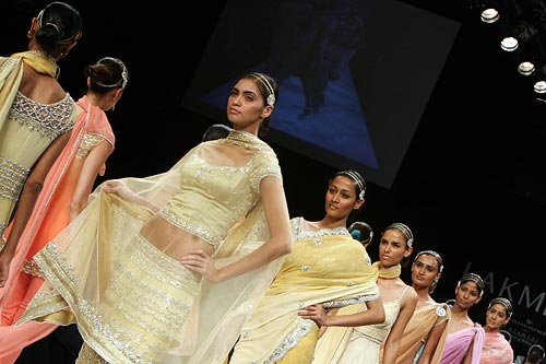 रॉकी एस के फैशन शो में बिपाशा का जलवा