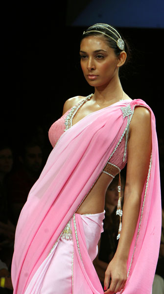 रॉकी एस के फैशन शो में बिपाशा का जलवा